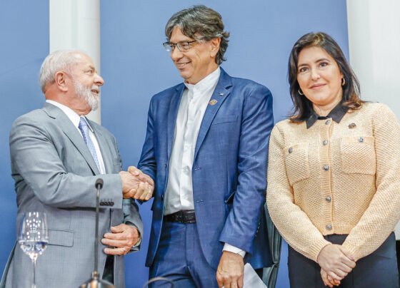 Marcio Pochmann entre Lula e Simone Tebet durante sua posse como presidente do IBGE
