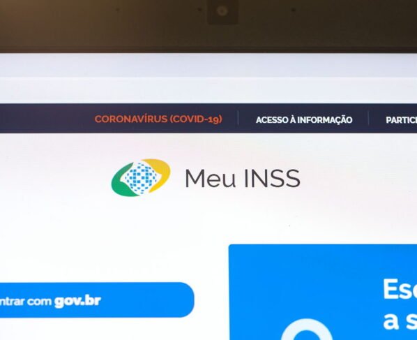 Aposentados do INSS podem receber o 13º antes do prazo