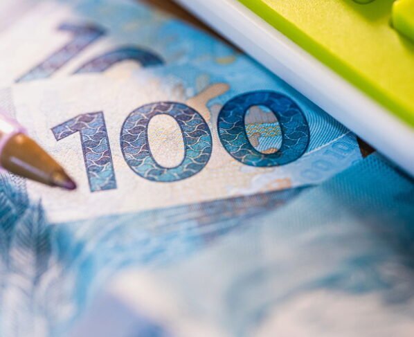 Como conseguir até R$ 100 de auxílio para quitar bébitos