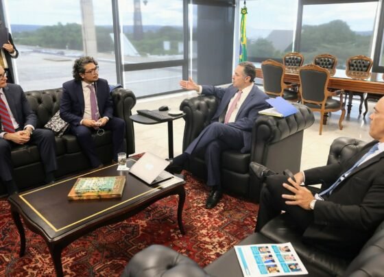 Luís Roberto Barroso e Alexandre de Moraes recebem Pedro Vaca