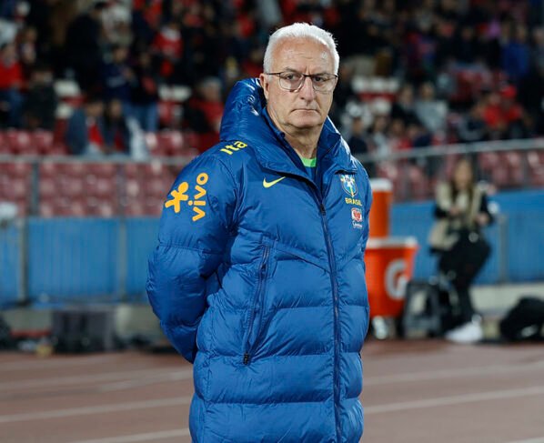 Dorival Jr pinta de 'olheiro' em jogo do Santos e Neymar pelo Paulistão