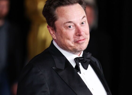 Elon Musk quer distribuir cheques de quase 30 mil reais