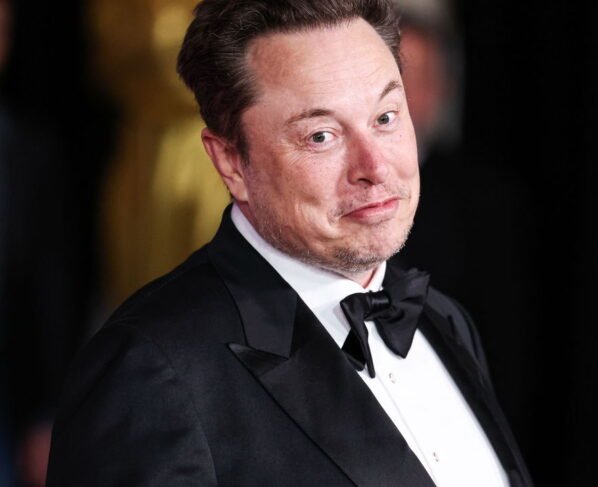 Elon Musk quer distribuir cheques de quase 30 mil reais