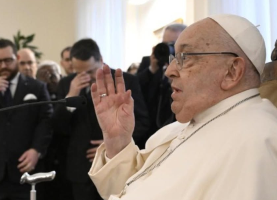 Equipe médica diz que Papa Francisco não tem risco de morte