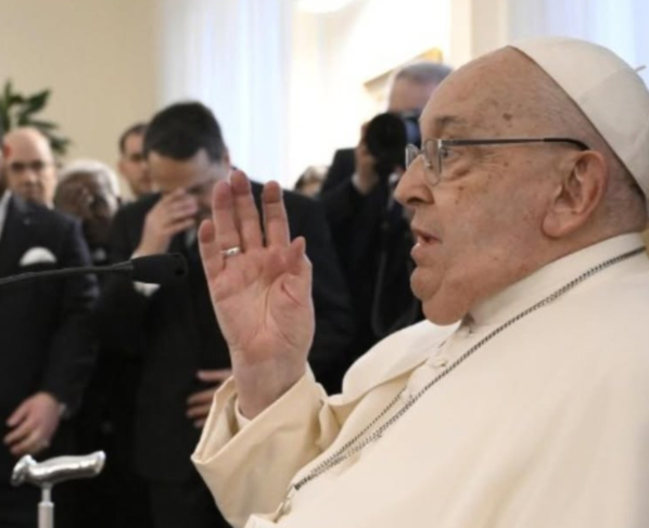 Equipe médica diz que Papa Francisco não tem risco de morte