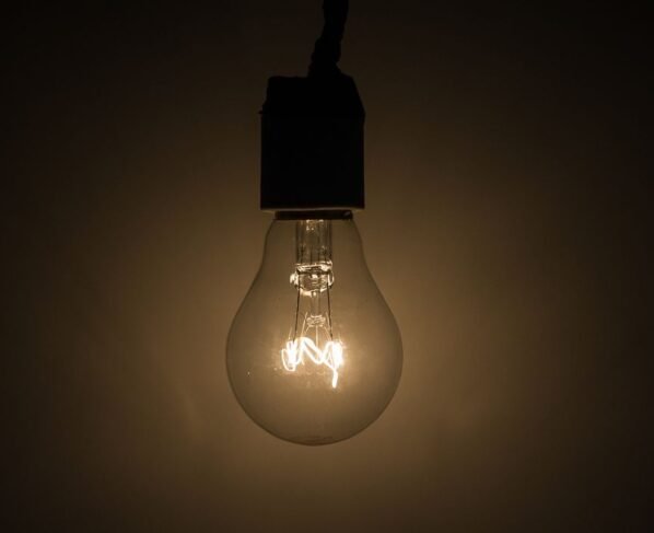 Conta de luz vai ficar mais cara por causa do calor