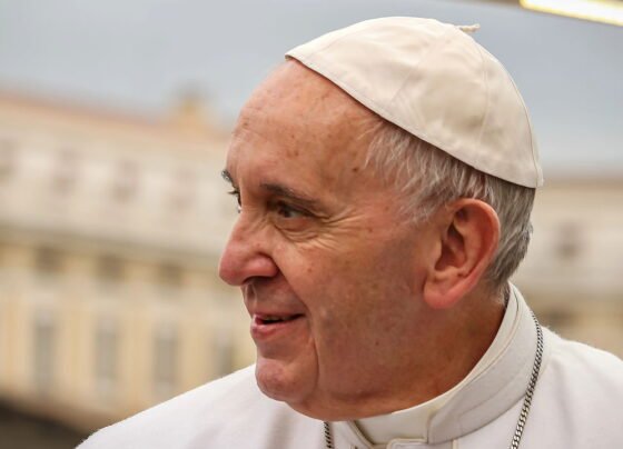 Vaticano diz que Papa Francisco continua em estado crítico