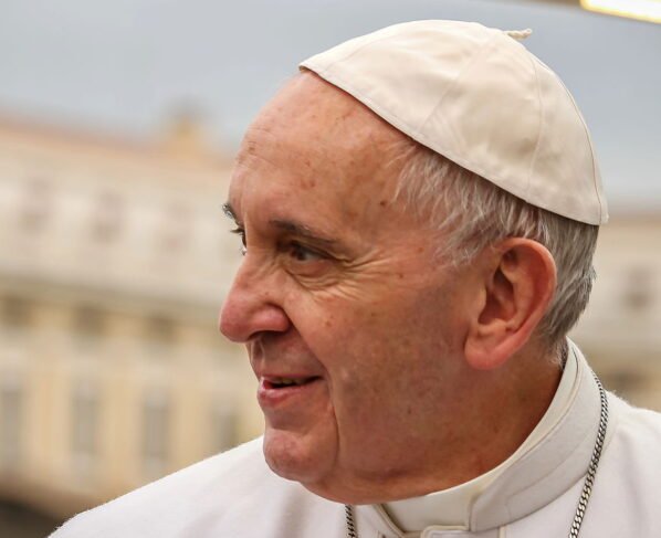 Vaticano diz que Papa Francisco continua em estado crítico