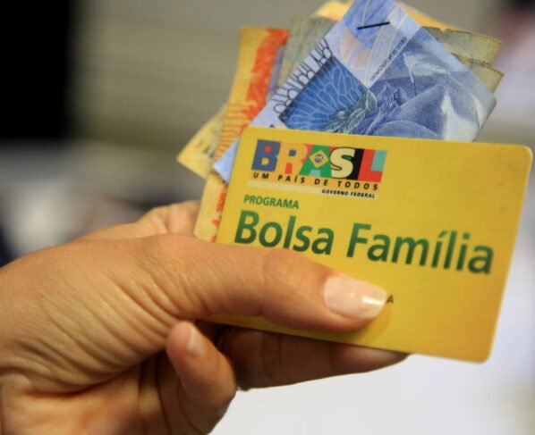 Bolsa Família de maio paga até R$ 900 por família com novos adicionais