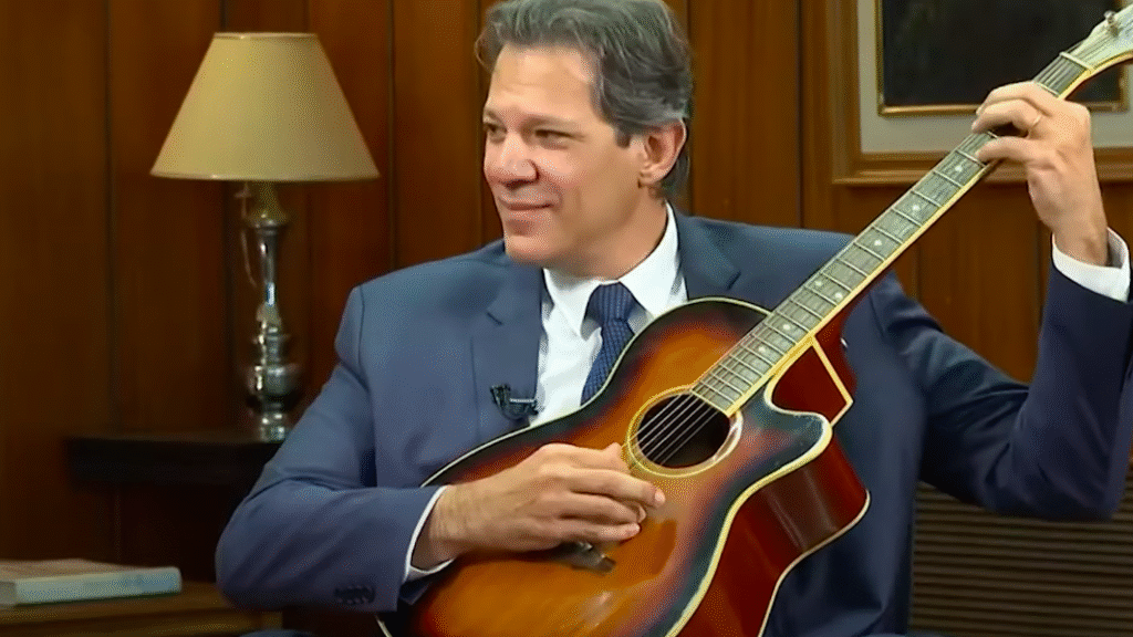 Fernando Haddad toca violão