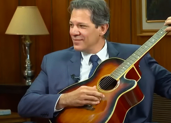 Fernando Haddad toca violão