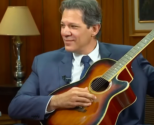 Fernando Haddad toca violão