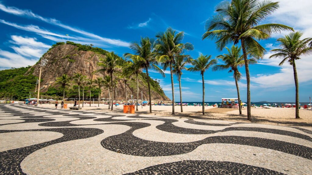 Turista viraliza ao ficar preso na areia de Copacabana