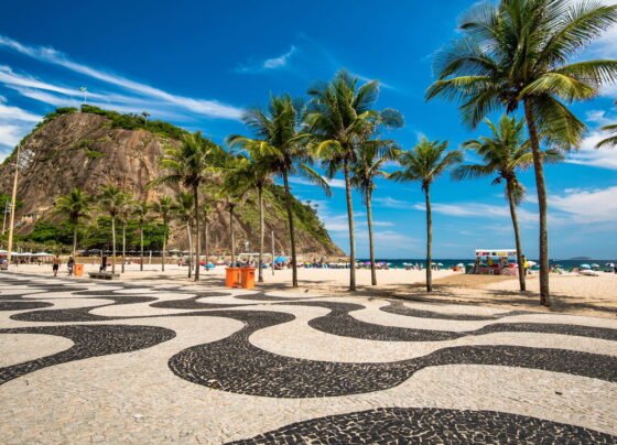 Turista viraliza ao ficar preso na areia de Copacabana