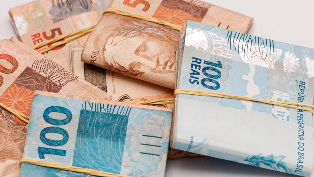 Abono salarial libera até R$ 1.518 para quem trabalhou em 2023