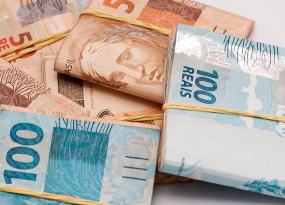 Abono salarial libera até R$ 1.518 para quem trabalhou em 2023