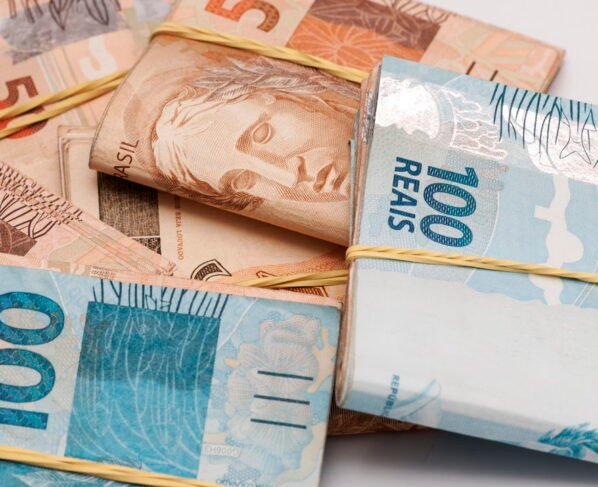 Abono salarial libera até R$ 1.518 para quem trabalhou em 2023