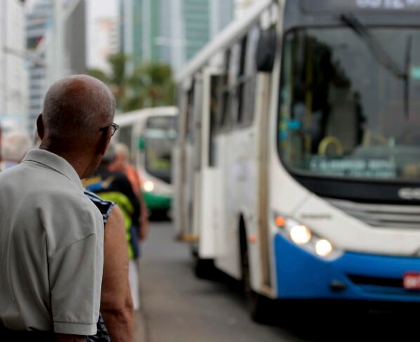 Carteira de Idoso garante transporte grátis e benefícios para idosos
