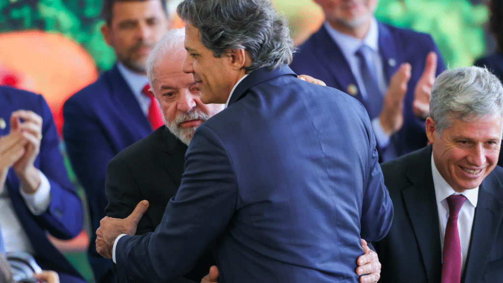 Fernando Haddad abraça Lula