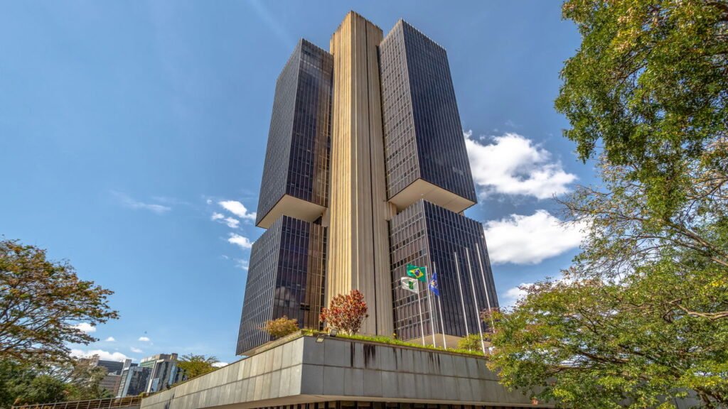 Bancos fecham amanhã, segunda-feira