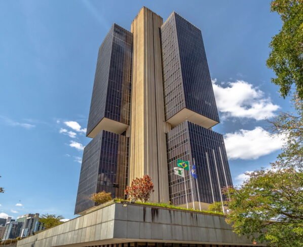 Bancos fecham amanhã, segunda-feira