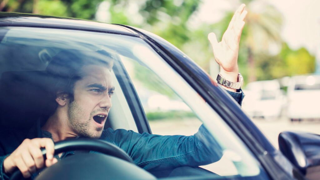 Como lidar com motoristas estressadinhos corretamente no trânsito