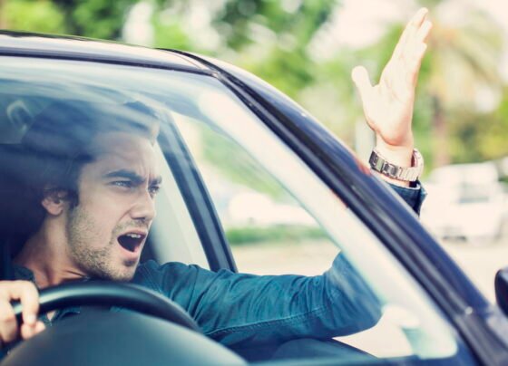 Como lidar com motoristas estressadinhos corretamente no trânsito