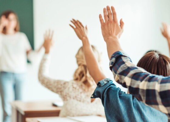 Programa Pé-de-Meia premia frequência escolar com incentivo de R$ 200 mensais