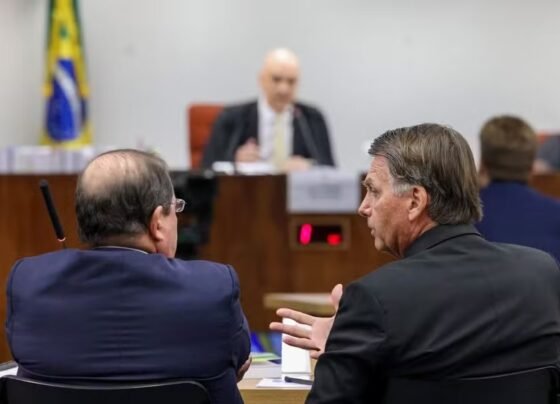 Jair Bolsonaro conversa com advogado diante de Alexandre de Moraes em interrogatório no STF | Foto: Gustavo Moreno/STF