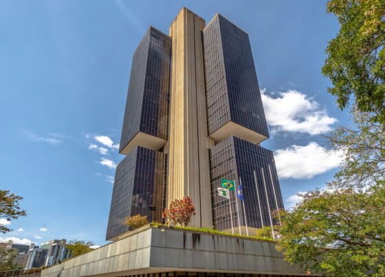 Bancos fecham amanhã, segunda-feira
