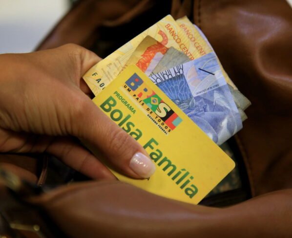 Último número do seu NIS define se você recebe Bolsa Família no meio ou final de novembro