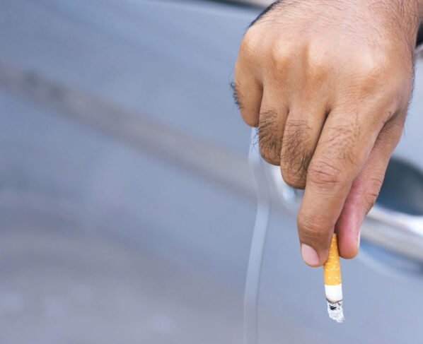 O que diz a lei sobre jogar objetos pela janela do carro?