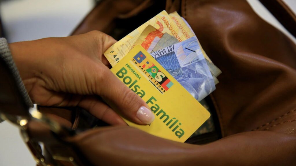Último número do seu NIS define se você recebe Bolsa Família no meio ou final de novembro