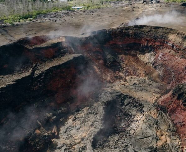 Vulcão Kilauea entra em erupção com "asas de fogo"